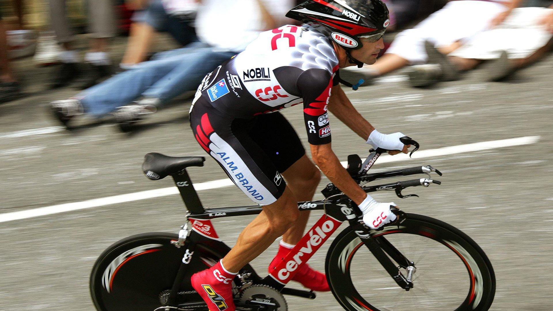 官方，埃因霍温与36岁老将佩里西奇续约至2027年，传奇生涯再续新章